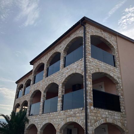 Apartmani Ivanic วีร์ ภายนอก รูปภาพ
