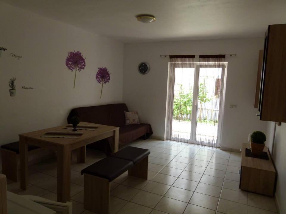 Apartmani Ivanic วีร์ ภายนอก รูปภาพ