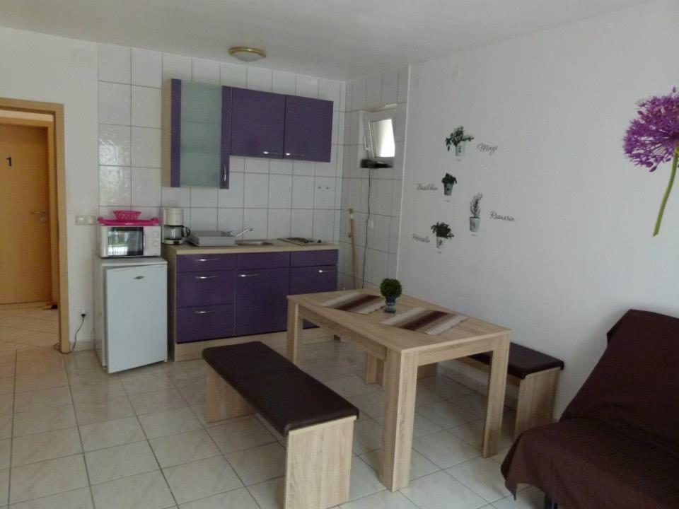 Apartmani Ivanic วีร์ ภายนอก รูปภาพ