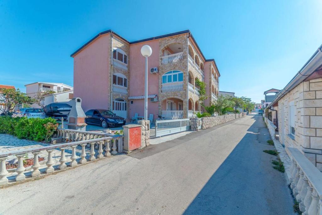 Apartmani Ivanic วีร์ ภายนอก รูปภาพ