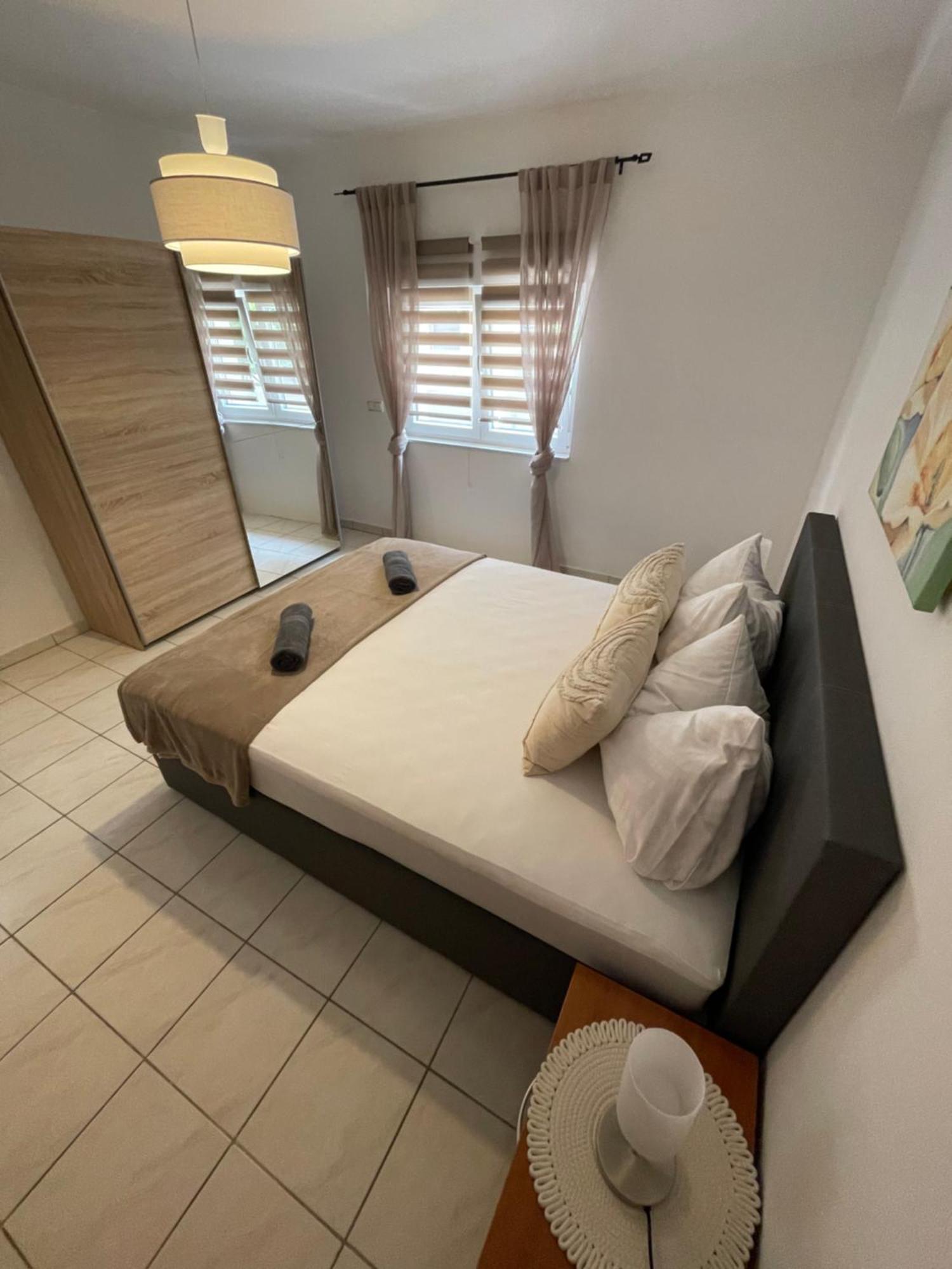 Apartmani Ivanic วีร์ ภายนอก รูปภาพ
